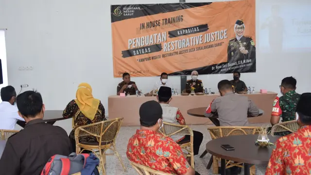 Kajari Garut Neva Sari Susanti beserta para Kepala Seksi (Kasi) memberikan pemahaman hukum kepada Satgas Restorative Justice (RJ) Desa Sukalaksana Kampung Wisata Ciburial, Garut.