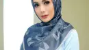 Dalam penggunaan hijab, KD terlihat lebih sering tampil simple. Hijab yang digunakan oleh KD ini juga cukup stylish untuk dipadukan dengan berbagai busana. (Liputan6.com/IG/@krisdayantilemos)