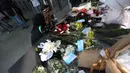 Pemandangan ini mewarnai aktivitas penumpang yang mulai berangsur normal pasca-kecelakaan kereta pada Senin (27/4/2026). Tampak dalam foto, seorang anak membaca doa usai meletakkan karangan bunga di dekat pintu masuk peron Stasiun Bekasi Timur, Bekasi, Jawa Barat, Kamis (30/4/2026). (Kapanlagi.com/Budy Santoso)