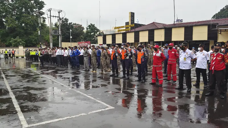 Kapolres Metro Depok, Kombes Imran Edwin Siregar memimpin apel operasi ketupat gabungan di Polres Metro Depok. (Liputan6.com/Dicky Agung Prihanto)