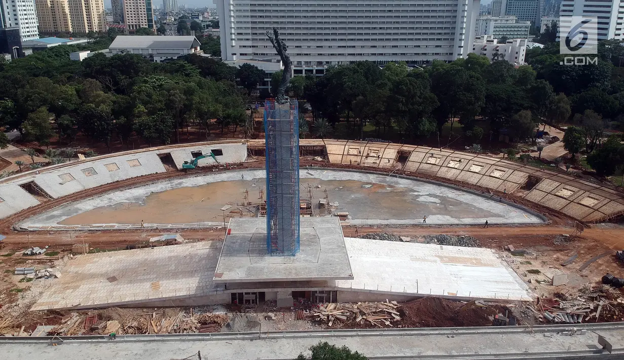 Suasana dari udara pengerjaan proyek revitalisasi Lapangan Banteng di Jakarta, Jumat (5/1). Lapangan Banteng juga diharapkan bisa turut menunjang aktivitas Asian Games Agustus mendatang. (Liputan6.com/Arya Manggala)