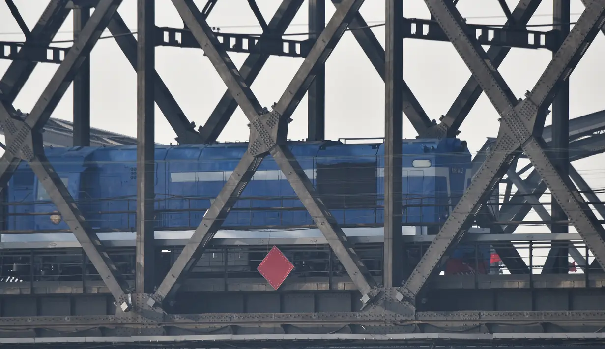 Sebuah kereta melintasi Jembatan Persahabatan, yang membentang di Sungai Yalu antara Cina dan Korea Utara, di kota perbatasan Cina Dandong, di provinsi Liaoning timur laut Cina (22/2). AFP Photo/Greg Baker)