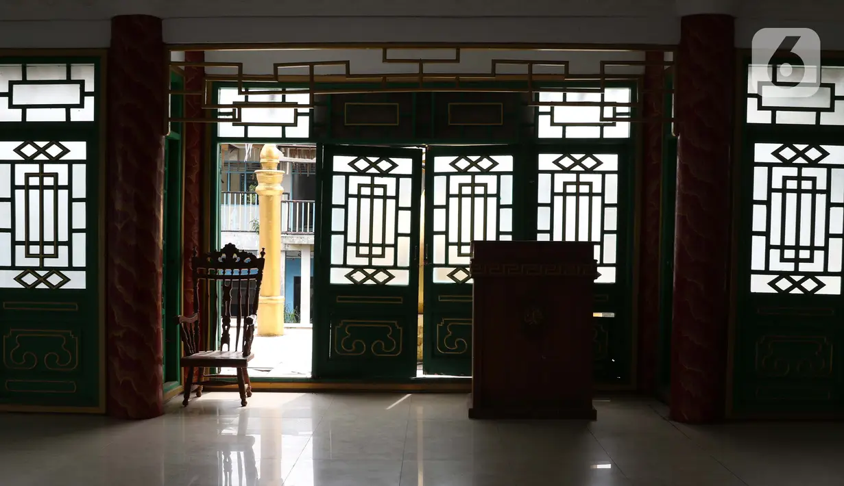 Kondisi Masjid Jami Tan Kok Liong di Kampung Bulak Rata, Cibinong, Kab Bogor, Jabar, Senin (4/5/2020). Masjid yang memiliki arsitektur seperti kelenteng tersebut dibangun pada 2005 lalu berdasarkan nama kecil sang pendiri yaitu M Ramdhan Effendi atau Anton Medan. (Liputan6.com/Helmi Fithriansyah)
