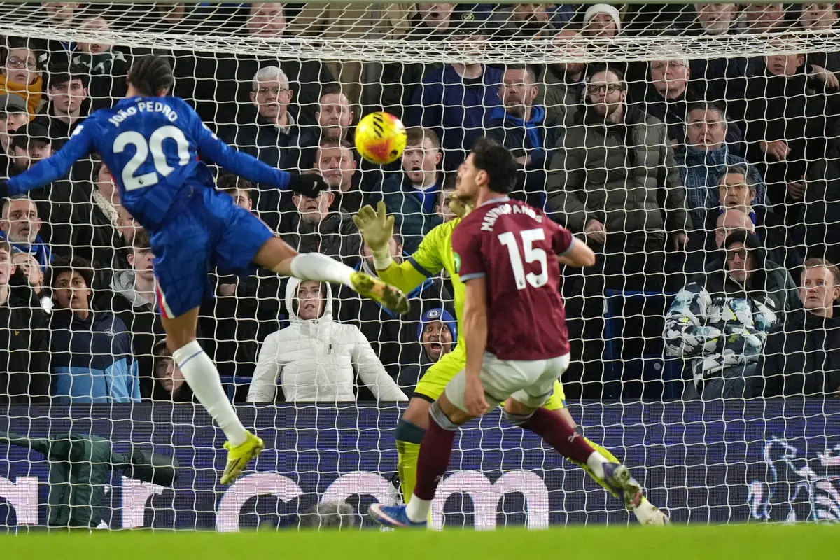 Pemain Chelsea Joao Pedro (kiri) mencetak gol pada laga Premier League/Liga Inggris antara Chelsea vs West Ham