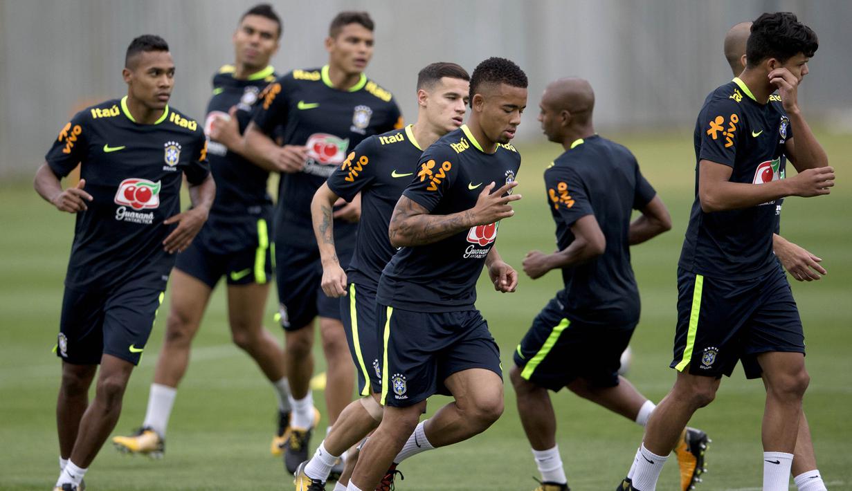Para pemain Brasil berlari saat mengikuti sesi latihan jelang laga Kualifikasi Piala Dunia di  Teresopolis, Barsil, Selasa (3/10/2017). Brasil akan berhadapan dengan Bolivia. (AP/Silvia Izquierdo)