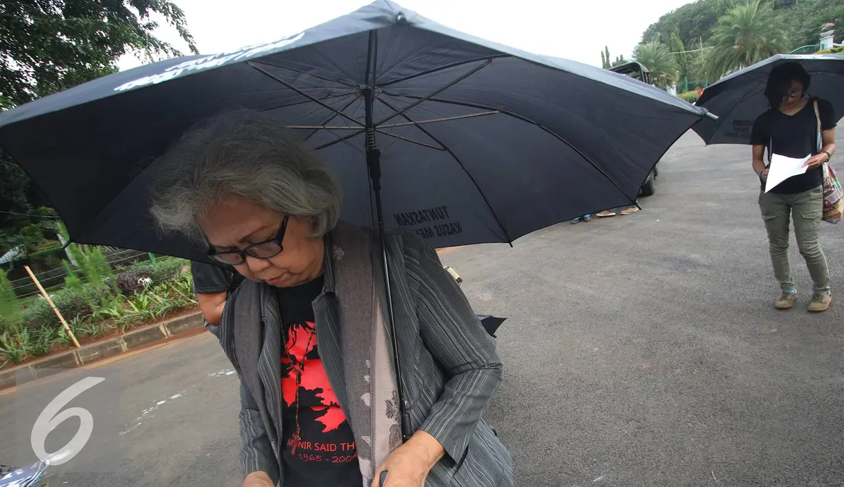 Para Aktivis JSKK saat menggelar aksi Kamisan di depan Istana Merdeka, Jakarta, Kamis (22/9).  Aksi ke-460 sekaligus memeringati 17 tahun Tragedi Semanggi II yang jatuh pada Sabtu, 24 September 2016. (Liputan6.com/Immanuel Antonius)
