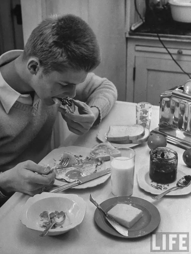 [Bintang] Tak Cuma Berpesta, Ini 12 Foto Aktivitas Para Cowok Amerika Tahun 1940-an