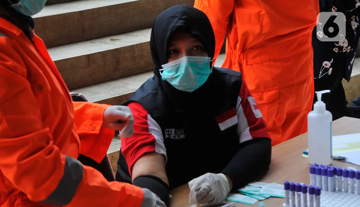 Seorang tenaga kesehatan medis melakukan rapid test pendektesian COVID-19 di Stadion Patriot Candrabhaga, Bekasi, Jawa Barat, Rabu (25/3/2020). Pemeriksaan itu khusus hanya diperuntukan bagi tenaga medis seluruh puskesmas, dan rumah sakit yang ada di Kota Bekasi. (Liputan6.com/Herman Zakharia)