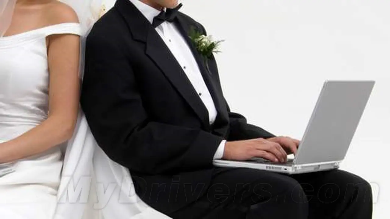 Parah, Pria Ini Bersikukuh Ingin Nikahi Laptopnya 