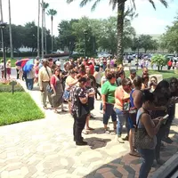 Ratusan warga Orlando berbondong-bondong mengantre untuk mendonorkan darah demi menolong para korban penembakan. 