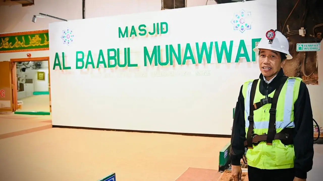 Jokowi berada di masjid bawah tanah di Mimika, Papua
