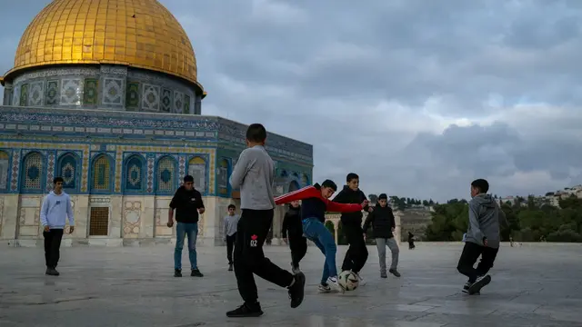 Anak-anak bermain sepak bola di halaman Masjid Al-Aqsa di Kota Tua Yerusalem pada 11 Februari 2025 (AFP/Jewel Samad)