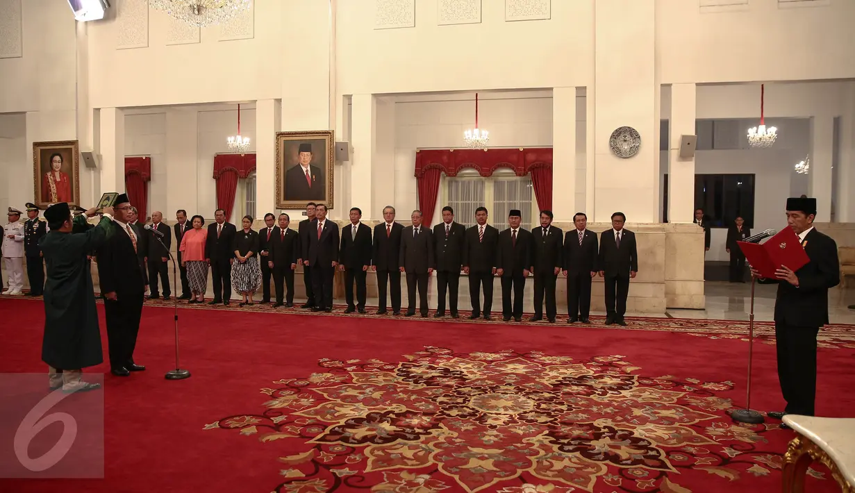 Presiden Jokowi membacakan sumpah jabatan yang diikuti Hasyim Asy’ari saat acara pelantikan anggota KPU di Istana Negara, Jakarta, Senin (29/8). Hasyim jadi komisoner KPU meneruskan sisa periode Husni Kamil Manik hingga 2017.‎ (Liputan6.com/Faizal Fanani)