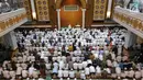 Jemaah saat mensalatkan jenazah Ustaz Arifin Ilham di Masjid Az Zikra, Sentul, Bogor, Kamis (23/5/2019). Ribuan Jamaah telah memadati area masjid untuk ikut melaksanakan salat jenazah. (Kapanlagi.com/Budy Santoso)