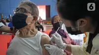 Tenaga kesehatan menyuntikan vaksin booster atau vaksin penguat saat gelaran Vaksin Covid-19 Serentak di Gelanggang Olahraga Remaja (GOR) Radio Dalam, Jakarta Selatan, Selasa (8/3/2022). (Liputan6.com/Herman Zakharia)