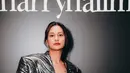 Raihaanun tampil dramatis dengan gaya simple padukan bra top dengan setelan blazer dan celana silver [@snap.nuel]