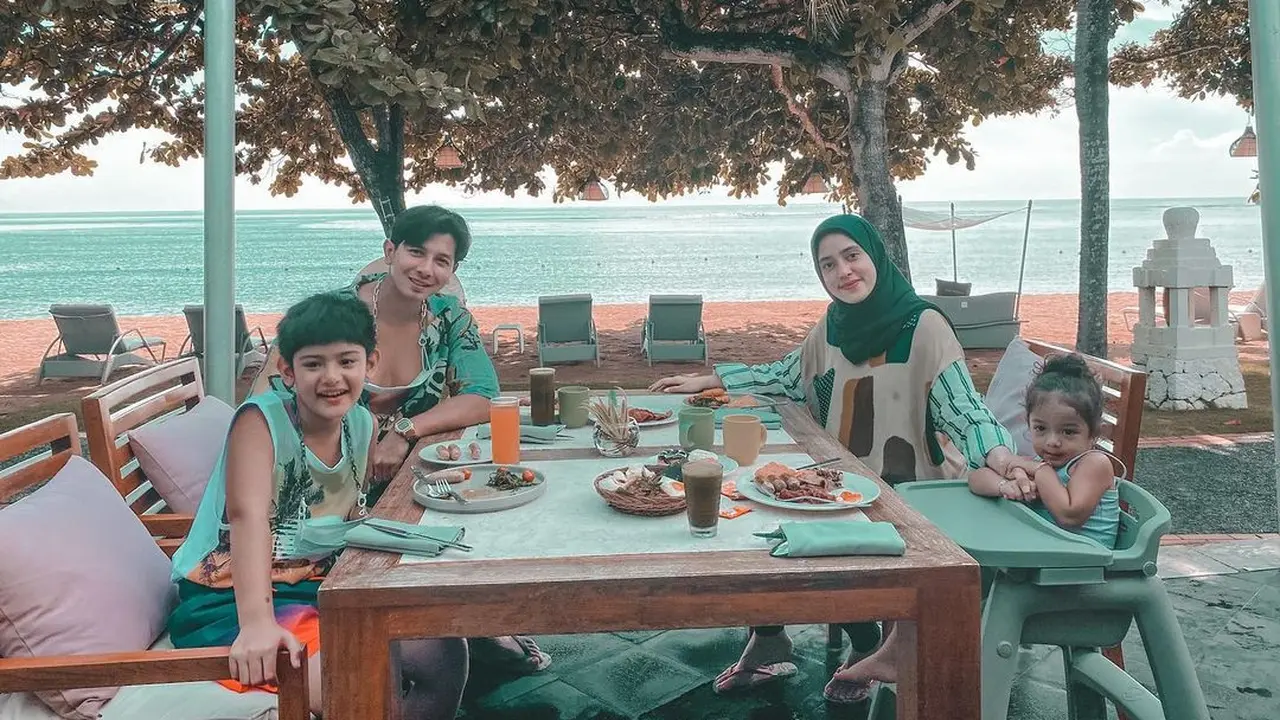 7 Momen Liburan Keluarga Sonny Septian dan Fairuz A Rafiq Ke Bali