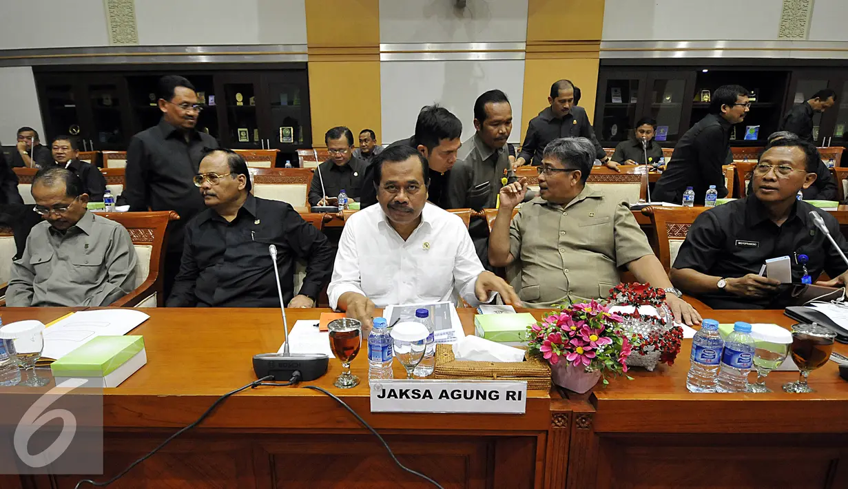 Jaksa Agung HM Prasetyo saat menghadiri rapat kerja dengan komisi III DPR di gedung Nusantara II, Jakarta, Selasa (19/1). Rapat membahas masalah-masalah aktual berkaitan dengan kinerja kejaksaan dan perkara yang ditangani. (Liputan6.com/Johan Tallo)
