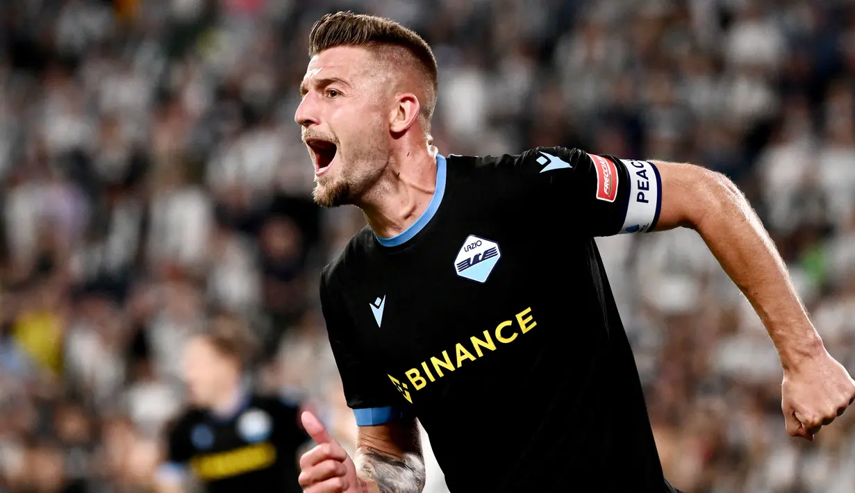 Ketertarikan Antonio Conte terhadap Sergej Milinkovic-Savic bukanlah rahasia lagi. Sang pelatih asal Italia itu sudah mengincar sang pemain sejak masih menunggangi Inter Milan. Namun mendapatkan Savic tidaklah mudah karena pemain Lazio itu sedang diincar banyak klub top Eropa. (AFP/Marco Bertorello)