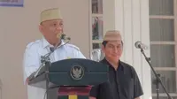 Gubernur Gorontalo Rusli Habibie mewajibkan Pengunaan Kupiah Keranjang setiap hari bagi ASN. (Liputan6.com/Aldiansyah Mochammad Fachrurrozy)