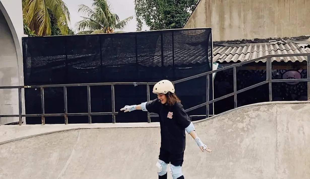 Selain di jalanan, Ify Alyssa juga kerap bermain sepatu roda di arena skateboard. Tubuh lincahnya sukses meliuk dan melewati berbagai medan. Kali ini pakaian serba hitam jadi gaya Ify Blink mencari keringat. (Liputan6.com/IG/@fyalyssa).