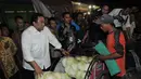 Mendag Rachmat Gobel saat mendengar keluhan salah satu pedagang di Pasar Induk Tanah Tinggi, Tangerang, Selasa (18/11/2014). (Liputan6.com/Herman Zakharia)