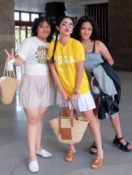 <p>Bahkan saat berfoto bersama kedua anaknya yang sudah beranjak remaja, Ussy Sulistiawaty sekilas seperti teman sebaya. (FOTO: instagram.com/ussypratama/)</p>