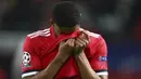 Striker Manchester United, Marcus Rashford, mengusap air mata usai disingkirkan Sevilla dari Liga Champions di Stadion Old Trafford, Selasa (13/3/2018). Manchester United takluk 1-2 dari Sevilla. (AP/Dave Thompson)