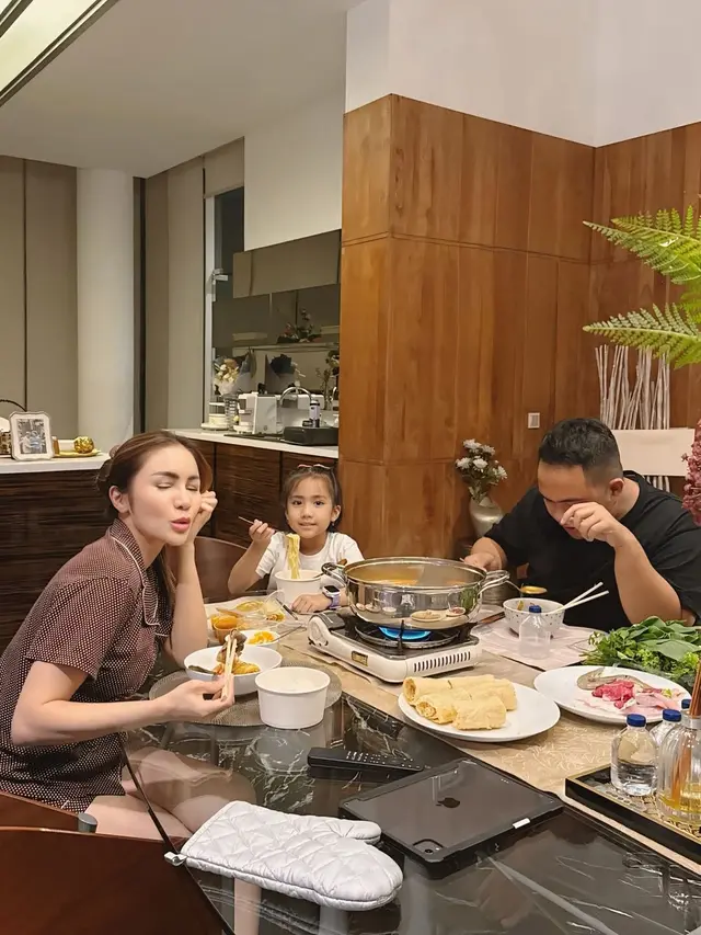 Potret Ruang Makan Rumah Momo Geisha