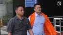 Mantan Anggota DPRD Sumatera Utara Tonnies Sianturi tiba di Gedung KPK, Jakarta, Jumat (28/12). Tonnies akan menjalani pemeriksaan lanjutan oleh penyidik Komisi Pemberantasan Korupsi (KPK). (Merdeka.com/Dwi Narwoko)