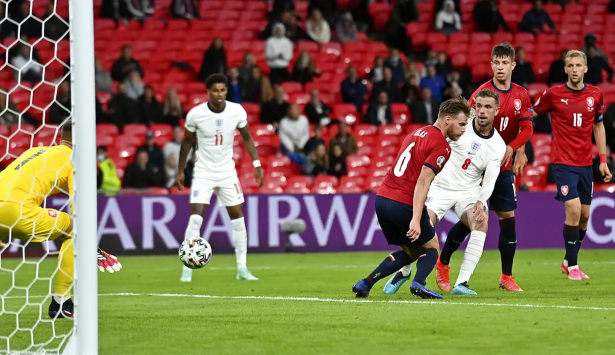 Pemain Inggris Jordan Henderson (ketiga kanan) mencetak gol yang dianulir karena offside saat melawan Republik Ceko pada pertandingan Grup D Euro 2020 di Stadion Wembley, London, Selasa (22/6/2021). Inggris menang 1-0. (Justin Tallis, Pool photo via AP)