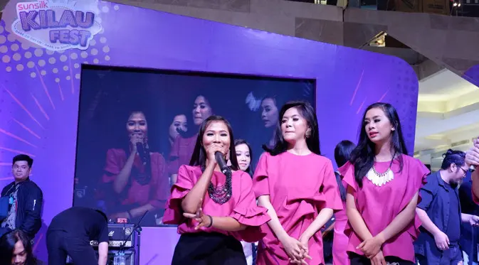 Ketiga pemenang Sunsilk Kilauborasi 2017, Bernita (kiri), Alesandra (tengah), dan Mella (kanan) di Sunsilk Kilau Fest 2017