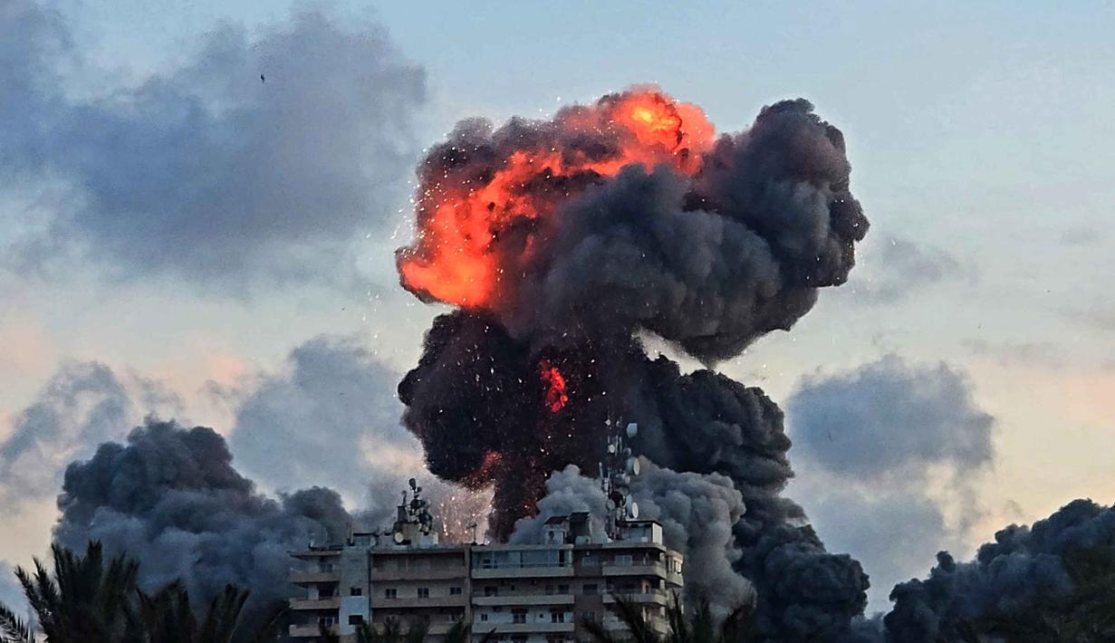 Bola api dan asap menyembur dari sebuah bangunan setelah serangan Israel di Tyre, Lebanon Selatan, pada Kamis 28 Mei 2026. (KAWANT HAJU/AFP)