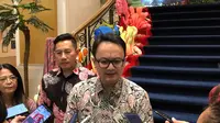 Wakil Menteri Perdagangan (Wamendag) Jerry Sambuaga usai meninjau stand UMKM dan Kuliner Sulawesi Utara di Hotel Borobudur, Jakarta Pusat, Senin (25/9/2023). Jerry memastikan platform sosial media dan e-commerce, seperti TikTok akan dipisahkan. (Tira/Liputan6.com)