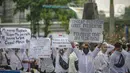 Massa calon pekerja migran Indonesia membawa poster memadati badan jalan Gatot Subroto, berunjuk rasa di depan kompleks Kemenaker, Jakarta, Senin (18/10/2021). Aksi dilakukan untuk menuntut kejelasan status penempatan mereka. (Liputan6.com/Faizal Fanani)