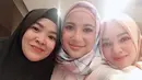 Lihat betapa anggunnya Chacha Frederica saat mengenakan hijab. Ia tampak berpose dengan dua temannya saat menghadiri sebuah acara. (Foto: instagram.com/chafrederica)
