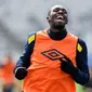 Pelari tercepat dunia, Usain Bolt tertawa saat mengikuti latihan di Central Coast Stadium, Gosford, Australia, (21/8). Bolt akan memulai debutnya di sepak bola Australia dengan bermain untuk Central Coast Mariners. (AFP Photo/Saeed Khan)