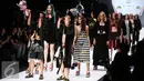 Desainer Oxcel bersama para modelnya saat tampil di Jakarta Fashion Week di Jakarta 2017, Minggu (23/10).  Oxcel yang mengidolakan Muhammad Ali mewujudkannya dalam busana dengan detail bordir dan sentuhan warna emas. (Liputan6.com/Faizal Fanani)