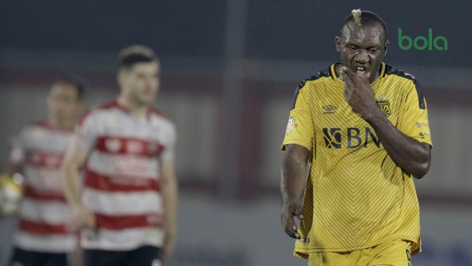 Bek Bhayangkara FC, Herman Dzumafo, saat melawan Madura United pada laga Liga 1 di Stadion PTIK, Jakarta, Kamis, (07/6/2018). Bhayangkara FC menang 1-0 atas Madura United. (Bola.com/M Iqbal Ichsan)