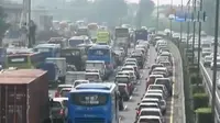 Ruas Tol Jakarta-Cikampek mengular hingga ruas Tol Halim, Jakarta Timur, Sabtu Siang. Sementara Sandiaga temui ahli tata kota Ali Sadikin.