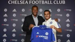 Pedro Rodriguez bersama Direktur Teknik Chelsea, Michael Emenalo, setelah penandatanganan kontrak berdurasi empat tahun. (Chelseafc.com)
