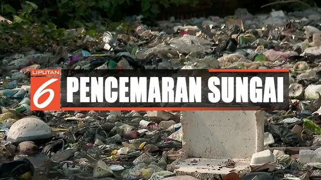 Sampah-sampah di Kali Bahagia, Bekasi, mulai dibersihkan usai menumpuk selama enam bulan.