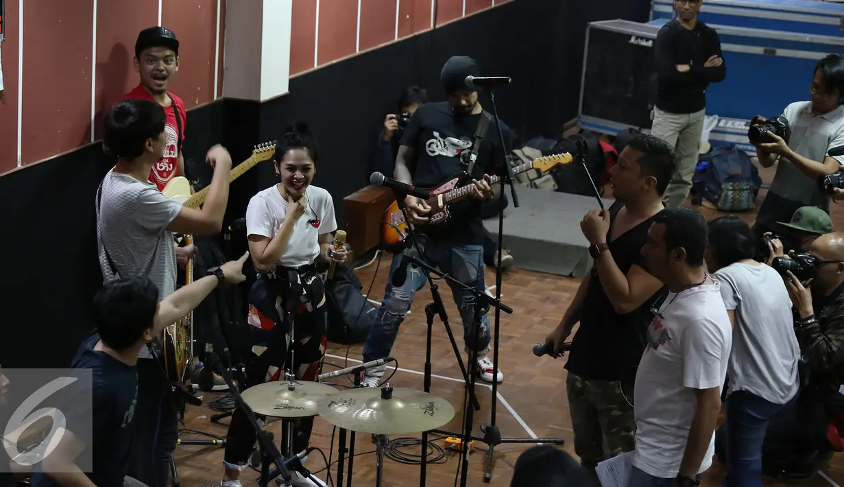 Suasana latihan jelang konser tunggal Andien bertajuk 'Metamorfosa', Jakarta, Senin (14/9/2015). Andien menggaet The Cash  yang terdiri dari Tora Sudiro, Vincent Rompies, Desta dan Ringgo Agus Rahman. (Liputan6.com/Herman Zakharia) 