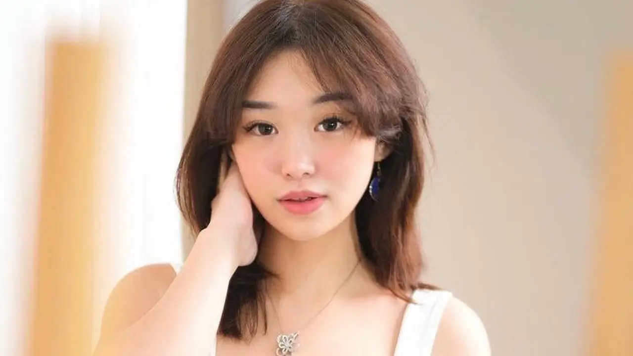 12 Gaya Casual Livy Renata dengan Croptop, Gamers Populer yang Jago 4 Bahasa