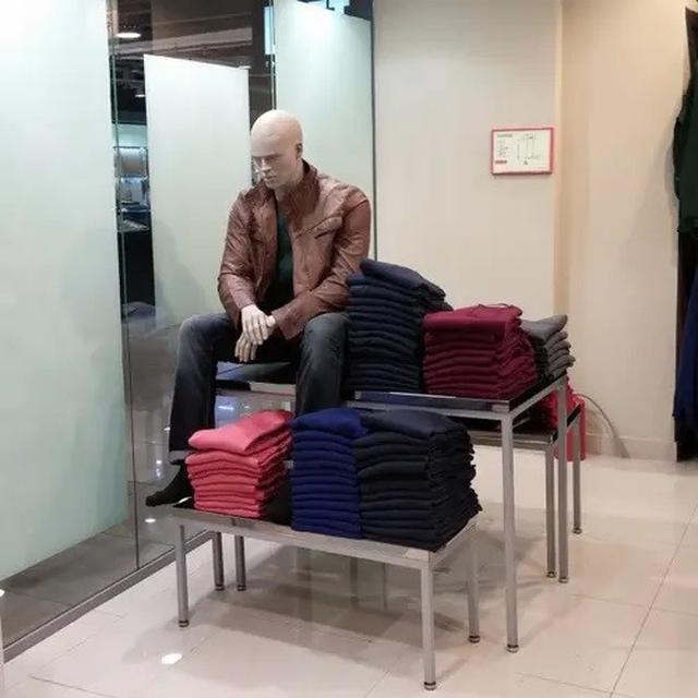 6 Manekin Pakaian Pria Ini Berpose Nyeleneh, Pembeli Tepuk Jidat