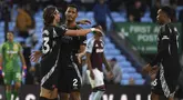 Pemain Arsenal Riccardo Calafiori, William Saliba dan Gabriel merayakan kemenangan tim mereka atas Aston Villa pada pekan kedua Premier League 2024/2025 di Villa Park, Birmingham, Sabtu (24/8/2024). (AP Photo/Rui Vieira)