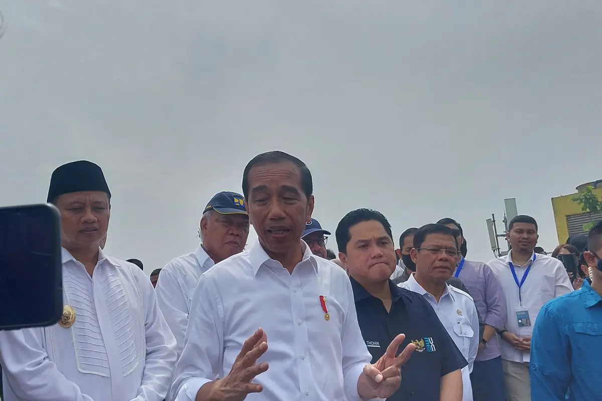 Jokowi Pantau Harga Kebutuhan Pokok saat Blusukan ke Pasar Dukuh Kupang