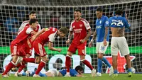 Gelandang Arsenal asal Norwegia, #08 Martin Odegaard (ketiga dari kiri), merayakan gol bersama rekan-rekan setimnya setelah mencetak gol pertama timnya dalam pertandingan Liga Champions UEFA – Fase Liga, Pekan ke-1, antara Napoli dan Arsenal di Stadion Diego Armando Maradona, Naples, pada 9 September 2026. (Andreas SOLARO/AFP)