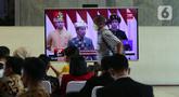 Sejumlah wartawan dan pegawai menyaksikan pidato kenegaraan Presiden Joko Widodo atau Jokowi dalam Sidang Tahunan MPR, DPR, DPD di Gedung Nusantara, Jakarta, Selasa (16/8/2022). Di Gedung Nusantara, Presiden Jokowi akan menyampaikan pidato pada Sidang Tahunan MPR RI Tahun 2022 dan pidato kenegaraan dalam rangka Hari Ulang Tahun (HUT) ke-77 Kemerdekaan RI pada Sidang Bersama DPR RI dan DPD RI Tahun 2022. (Liputan6 com/Angga Yuniar)