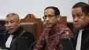 Nadiem Makarim juga menjelaskan bahwa tindakan medis tersebut baru akan dijalani dalam waktu dekat dan bersifat pengobatan rutin pasca-operasi. Tampak dalam foto, mantan Menteri Pendidikan, Kebudayaan, Riset dan Teknologi (Mendikbudristek), Nadiem Makarim (tengah) sesaat sebelum mengikuti persidangan lanjutan di Pengadilan Tindak Pidana Korupsi Jakarta (Tipikor) Jakarta, Senin (2/2/2026). (Kapanlagi.com/Budy Santoso)
